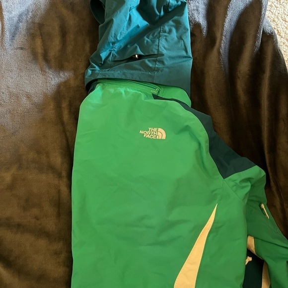 The NorthFace Women's Ski HyVent Jacket. - Picture 10 of 14